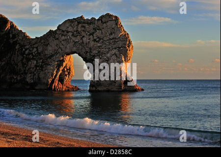 Durdle Door, une arche de pierre calcaire naturelle au coucher du soleil le long de la Côte Jurassique, près de West Dorset, dans le sud de Lulworth England, UK Banque D'Images