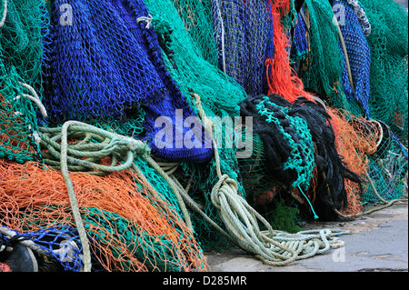 Les filets de pêche de chalutiers colorés sur le quai à Lyme Regis Harbour le long de la Côte Jurassique, Dorset, dans le sud de l'Angleterre, Royaume-Uni Banque D'Images