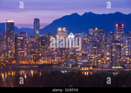 FALSE CREEK À VANCOUVER DOWNTOWN SKYLINE COAST MOUNTAINS BRITISH COLUMBIA CANADA Banque D'Images