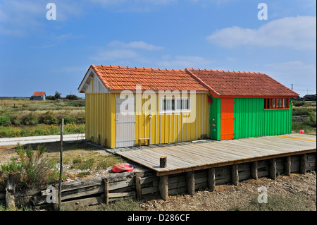 Cabines colorées d'oyster farm près de Dolus / Saint-Pierre-d'Oléron sur l'île Ile d'Oléron, Charente-Maritime, France Banque D'Images