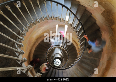 Escalade Les touristes en colimaçon à l'intérieur du phare Le phare des baleines sur l'île Ile de Ré, Charente-Maritime, France Banque D'Images