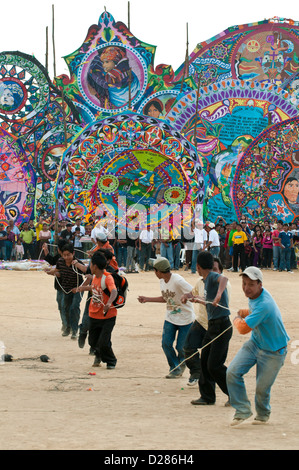 Guatemala, Sumpango. Le Jour des Morts les kites (barriletes) Cérémonie en cimetière de Sumpango, Guatemala. Banque D'Images