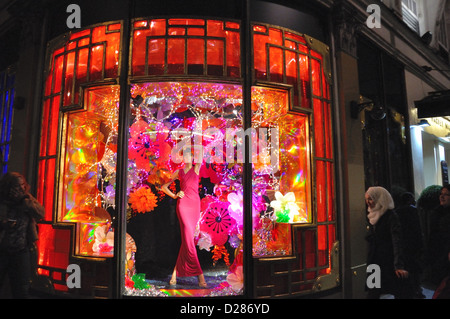 Shoppers devant une vitrine décorée pour Noël à Knightsbridge, Londres Banque D'Images