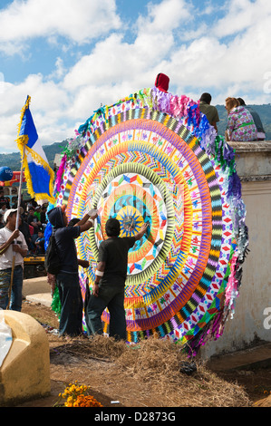 Guatemala, Santiago, Sacatepequez. Le Jour des Morts les kites (barriletes) dans cimetière à Santiago, Sacatepequez, Guatemala. Banque D'Images