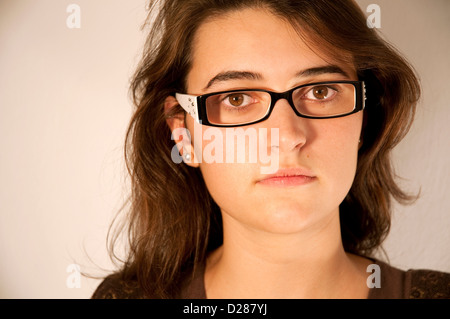 Jeune femme portant des lunettes, regardant la caméra. Voir de très près. Banque D'Images