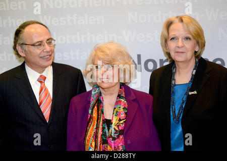 Premier ministre de Rhénanie du Nord-Westphalie Hannelore Kraft (SPD, R), Gisele Spiegel (C) et le président du Conseil Central des Juifs d'Allemagne, Dieter Graumann, arrivent pour la cérémonie de remise des prix du Prix Paul Spiegel à Duesseldorf, Allemagne, 16 janvier 2013. Le Conseil Central des Juifs en Allemagne a remis le prix pour le courage civique à l 'Initiative de Kreuzberg contre l'antisémitisme" et l'Initiative "Mecklenburg pour nous Luebtheen'. Photo : CAROLINE SEIDEL Banque D'Images