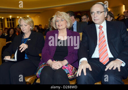 Premier ministre de Rhénanie du Nord-Westphalie Hannelore Kraft (SPD, L), Gisele Spiegel (C) et le président du Conseil Central des Juifs d'Allemagne, Dieter Graumann, assister à la remise des prix du Prix Paul Spiegel à Duesseldorf, Allemagne, 16 janvier 2013. Le Conseil Central des Juifs en Allemagne a remis le prix pour le courage civique à l 'Initiative de Kreuzberg contre l'antisémitisme" et l'Initiative "Mecklenburg pour nous Luebtheen'. Photo : CAROLINE SEIDEL Banque D'Images