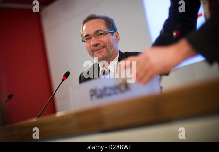 Le nom de signe de Premier Ministre de Brandebourg Matthias Platzeck (SPD) est ajusté à une conférence de presse à l'aéroport Berlin Brandenburg Willy Brandt (BER) en Allemagne, Schoenefeld, 16 janvier 2013. Platzeck a été élu nouveau président du conseil d'entreprise de l'aéroport Berlin-brandebourg lors d'une réunion du conseil de surveillance. Photo : MICHAEL KAPPELER Banque D'Images