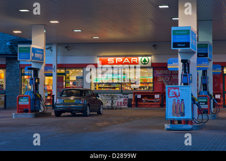 Station essence Esso et magasin Spar à Troutbeck Bridge, Cumbria, Angleterre, Royaume-Uni Banque D'Images