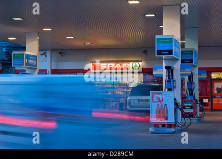 Station essence Esso et magasin Spar à Troutbeck Bridge, Cumbria, Angleterre, Royaume-Uni Banque D'Images