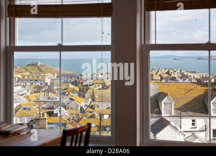 Vue sur les toits de St Ives à 'l'Île' et de Carbis Bay d'une maison de vacances Banque D'Images