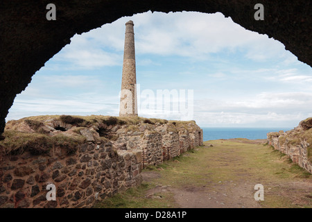 Labyrinthe de pierre désaffectée et cheminée pour la production de l'arsenic à Botallack Mine près de St Just Cornwall UK Banque D'Images
