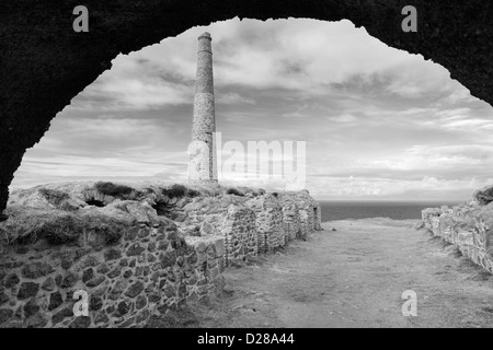 Labyrinthe de pierre désaffectée et cheminée pour la production de l'arsenic à Botallack Mine près de St Just Cornwall UK Banque D'Images