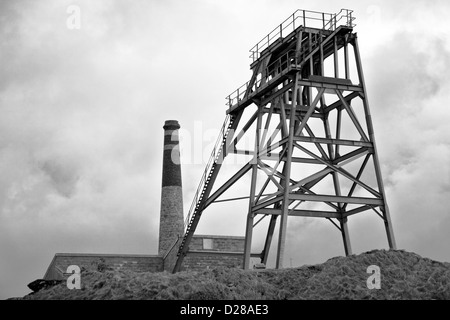 Les bâtiments de l'exploitation minière reste désaffecté et appareils à l'arsenic désaffectées travaille près de Cornwall, Botallack,UK Banque D'Images