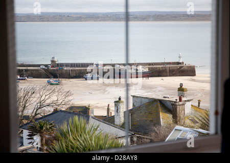 Vue sur St Ives Harbour et de Carbis Bay avec la marée à partir d'un appartement de vacances Banque D'Images