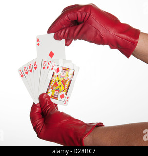 Cartes à jouer dans woman's red main gantée Banque D'Images