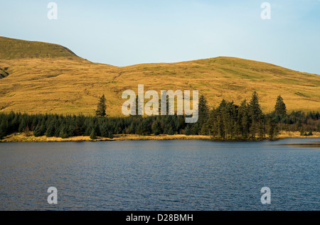 Le réservoir et la colline des balises ou la montagne d'Frynych ventilateur - Parc national de Brecon Beacons au Pays de Galles Banque D'Images