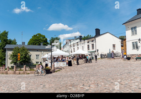 Les étals de marché métiers d'art en face de l'Ancien hôtel de ville et le bureau d'information touristique dans le vieux Porvoo Finlande Banque D'Images