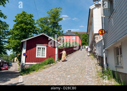 Maisons en bois traditionnelles rues pavées étroites du vieux Porvoo en Finlande Banque D'Images