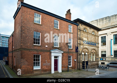 Le pub universitaire et la Bibliothèque Centrale, Sheffield Banque D'Images