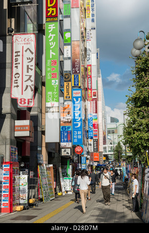 Scène de rue très commerçante à Shinjuku, Tokyo Japon Banque D'Images