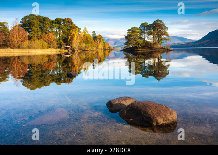 Abbot's Bay, près de l'extrémité sud de Derwent water dans le Parc National de Lake District. Encore capturées sur un matin d'octobre. Banque D'Images