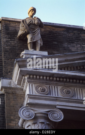 Statue au sommet de la façade de la Royal Society of Arts, John Adam Street, Adelphi, Londres WC2. Banque D'Images