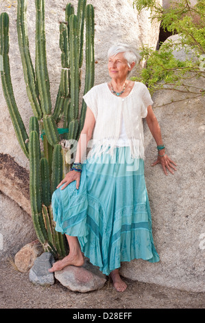 Portrait d'une belle et gracieuse femme senior dans le jardin désert porter des bijoux par Art Medicine parures. Banque D'Images