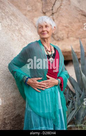 Portrait d'un charmant et gracieux senior woman wearing bijoux par Médecine Art ornement. Banque D'Images