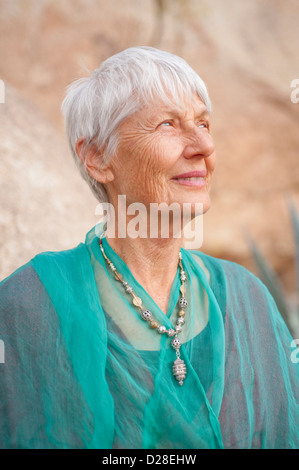 Portrait d'un charmant et gracieux senior woman wearing bijoux par Médecine Art ornement. Banque D'Images