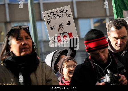 Toronto, Canada. 16 janvier 2013. Rallye d'Idle No More à l'extérieur du Consulat général britannique au centre-ville de Toronto dans le cadre de la journée d'action des Autochtones. Le mouvement Idle No More est un mouvement de protestation originaire chez les Premières Nations au Canada en réaction aux allégations de violations des droits de l'homme traité par le gouvernement Harper et prend un problème avec le projet de loi Le projet de loi C-45. En photo, une signalisation d'Idle No More. (DCP/N8N Banque D'Images