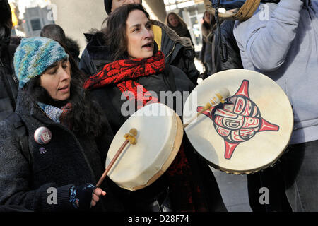 Toronto, Canada. 16 janvier 2013. Rallye d'Idle No More à l'extérieur du Consulat général britannique au centre-ville de Toronto dans le cadre de la journée d'action des Autochtones. Le mouvement Idle No More est un mouvement de protestation originaire chez les Premières Nations au Canada en réaction aux allégations de violations des droits de l'homme traité par le gouvernement Harper et prend un problème avec le projet de loi Le projet de loi C-45. En photo, les autochtones le rallye avec tambour à main. Crédit : n8n photo / Alamy Live News Banque D'Images