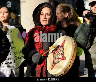 Toronto, Canada. 16 janvier 2013. Rallye d'Idle No More à l'extérieur du Consulat général britannique au centre-ville de Toronto dans le cadre de la journée d'action des Autochtones. Le mouvement Idle No More est un mouvement de protestation originaire chez les Premières Nations au Canada en réaction aux allégations de violations des droits de l'homme traité par le gouvernement Harper et prend un problème avec le projet de loi Le projet de loi C-45. En photo, les autochtones le rallye avec tambour à main. Crédit : n8n photo / Alamy Live News Banque D'Images