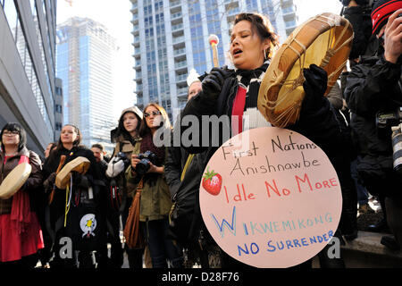 Toronto, Canada. 16 janvier 2013. Rallye d'Idle No More à l'extérieur du Consulat général britannique au centre-ville de Toronto dans le cadre de la journée d'action des Autochtones. Le mouvement Idle No More est un mouvement de protestation originaire chez les Premières Nations au Canada en réaction aux allégations de violations des droits de l'homme traité par le gouvernement Harper et prend un problème avec le projet de loi Le projet de loi C-45. En photo, les autochtones le rallye avec tambour à main. Crédit : n8n photo / Alamy Live News Banque D'Images