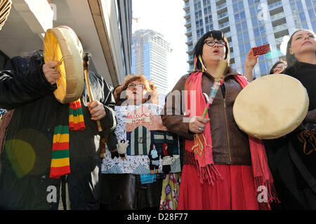 Toronto, Canada. 16 janvier 2013. Rallye d'Idle No More à l'extérieur du Consulat général britannique au centre-ville de Toronto dans le cadre de la journée d'action des Autochtones. Le mouvement Idle No More est un mouvement de protestation originaire chez les Premières Nations au Canada en réaction aux allégations de violations des droits de l'homme traité par le gouvernement Harper et prend un problème avec le projet de loi Le projet de loi C-45. En photo, les autochtones le rallye avec tambour à main. Crédit : n8n photo / Alamy Live News Banque D'Images