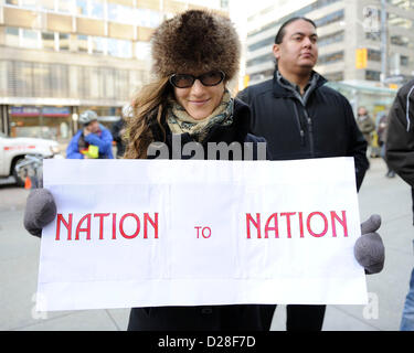 Toronto, Canada. 16 janvier 2013. Rallye d'Idle No More à l'extérieur du Consulat général britannique au centre-ville de Toronto dans le cadre de la journée d'action des Autochtones. Le mouvement Idle No More est un mouvement de protestation originaire chez les Premières Nations au Canada en réaction aux allégations de violations des droits de l'homme traité par le gouvernement Harper et prend un problème avec le projet de loi Le projet de loi C-45. En photo, une nation à l'autre affichage dynamique dans le rallye. Crédit : n8n photo / Alamy Live News Banque D'Images