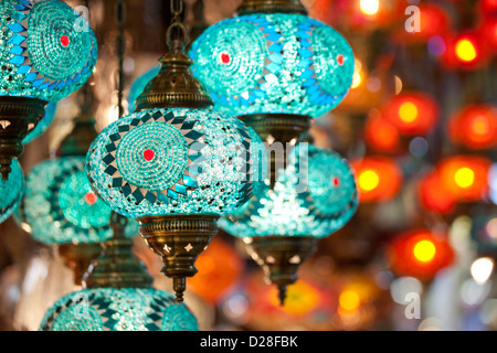 ISTANBUL Turquie - des lanternes en verre turc électrique lampes dans le Grand Bazar Kapali Carsi Kapalicarsi ( Marché Couvert ) Banque D'Images