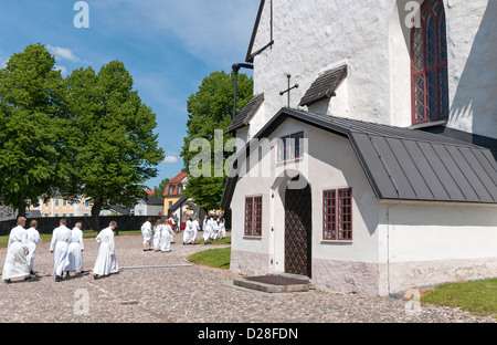 Les garçons à l'extérieur de la Cathédrale de Porvoo choeur dans de vieux Porvoo, Finlande Banque D'Images