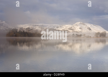 Helm Crag reflétée à Grasmere en hiver dans le Lake District Banque D'Images