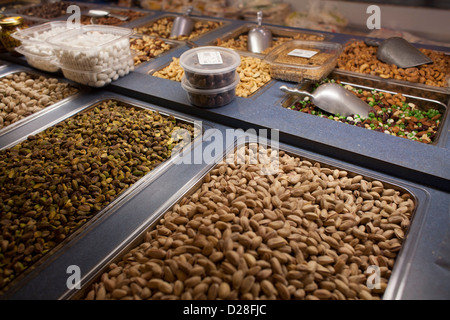 Un traiteur du Moyen-Orient à Watertown, Massachusetts a une grande variété de noix et les haricots Banque D'Images