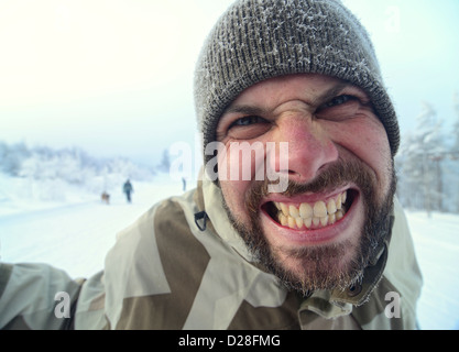 Man making a face sur une piste de ski Banque D'Images