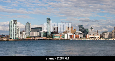 Liverpool skyline prises à travers la Rivière Mersey Banque D'Images