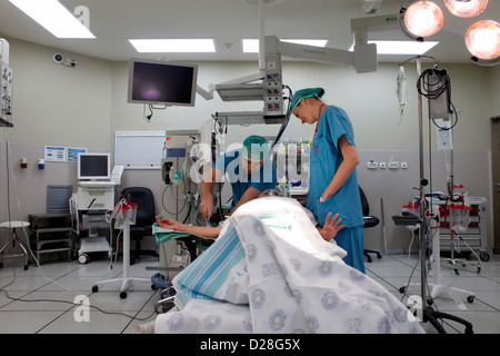 Anesthésiste préparant un patient pour l'opération dans la salle d'opération à l'hôpital de Rambam Haifa Israël Banque D'Images