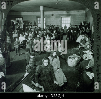 Les émigrants en attente d'examen, Ellis Island, New York, USA, vers 1900 Banque D'Images