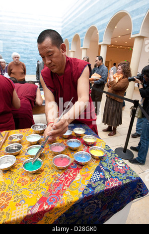 Moines bouddhistes tibétains du monastère de Drepung Loseling, construire un réseau complexe et très grande échelle à motifs mandala de sable Banque D'Images