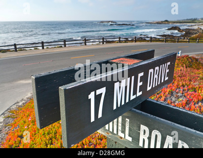 PANNEAU DE route MONTEREY 17 miles sur une route pittoresque fabuleuse à travers Pacific Grove et Pebble Beach sur la péninsule de Monterey, Californie, États-Unis Banque D'Images