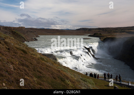 Les touristes à la cascade de Gullfoss, au sud-ouest de l'Islande. Banque D'Images