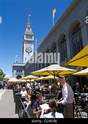 Le FERRY PLAZA FARMERS MARKET Embarcadero à manger d'été en plein air "Le Bar du marché' Ferry Building restaurant San Francisco California USA Banque D'Images