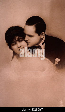 Couple romantique en tenue de ville, Portrait, vers 1928 Banque D'Images