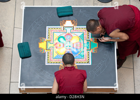 Moines bouddhistes tibétains du monastère de Drepung Loseling, construire un réseau complexe et très grande échelle à motifs mandala de sable Banque D'Images
